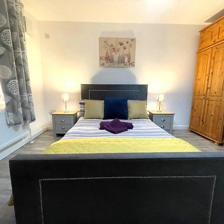 Deluxe 1-Bedroom Serviced Apartment Sleeps 4 For Short Or Long Stay Gillingham  Eksteriør billede