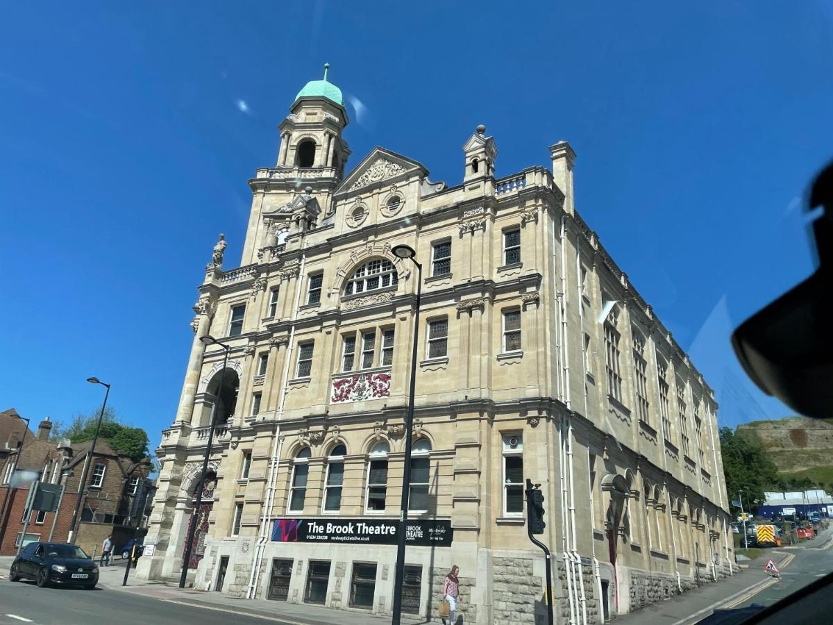 Deluxe 1-Bedroom Serviced Apartment Sleeps 4 For Short Or Long Stay Gillingham  Eksteriør billede