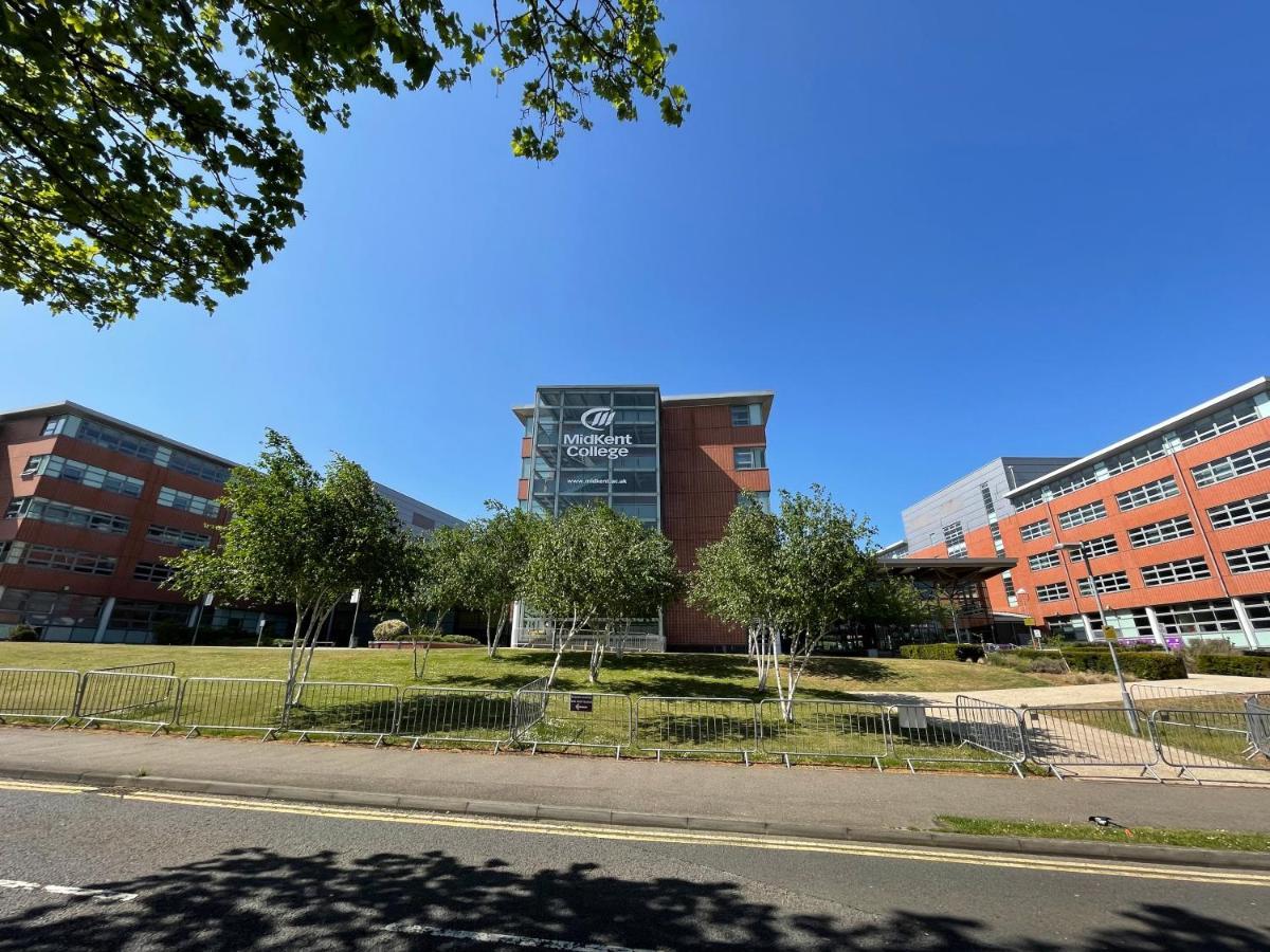 Deluxe 1-Bedroom Serviced Apartment Sleeps 4 For Short Or Long Stay Gillingham  Eksteriør billede