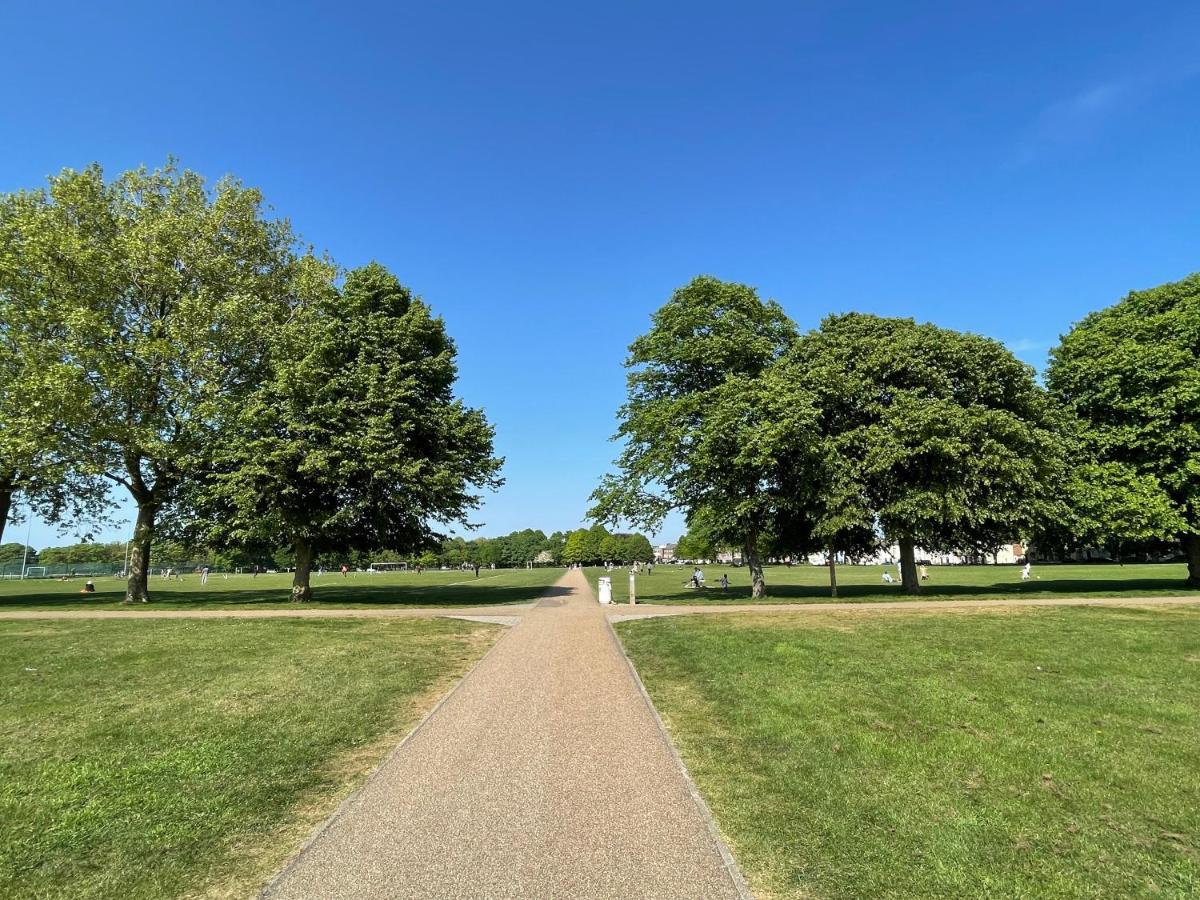 Deluxe 1-Bedroom Serviced Apartment Sleeps 4 For Short Or Long Stay Gillingham  Eksteriør billede