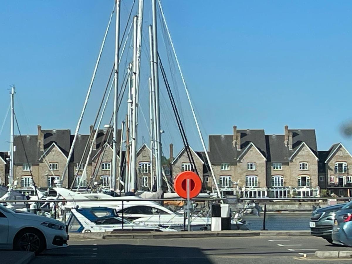 Deluxe 1-Bedroom Serviced Apartment Sleeps 4 For Short Or Long Stay Gillingham  Eksteriør billede