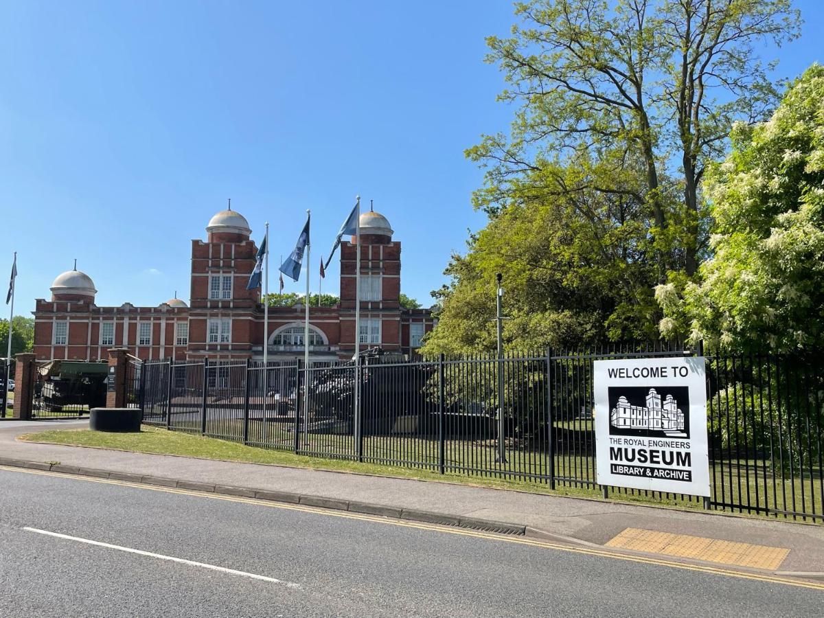 Deluxe 1-Bedroom Serviced Apartment Sleeps 4 For Short Or Long Stay Gillingham  Eksteriør billede
