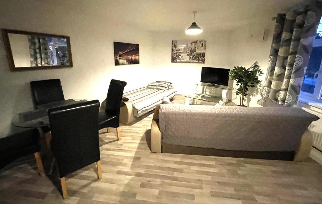 Deluxe 1-Bedroom Serviced Apartment Sleeps 4 For Short Or Long Stay Gillingham  Eksteriør billede