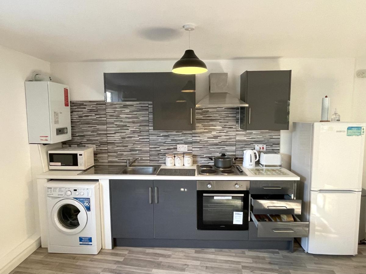 Deluxe 1-Bedroom Serviced Apartment Sleeps 4 For Short Or Long Stay Gillingham  Eksteriør billede