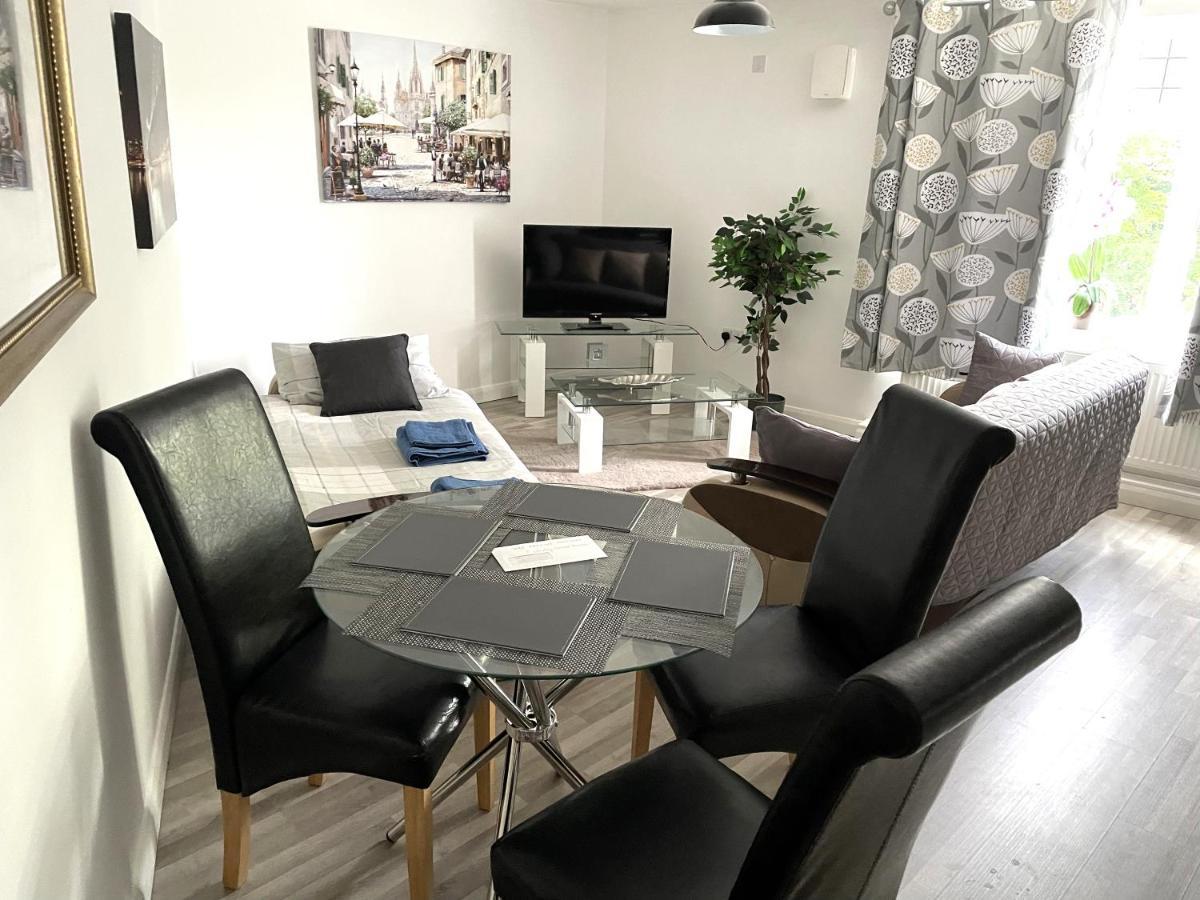 Deluxe 1-Bedroom Serviced Apartment Sleeps 4 For Short Or Long Stay Gillingham  Eksteriør billede