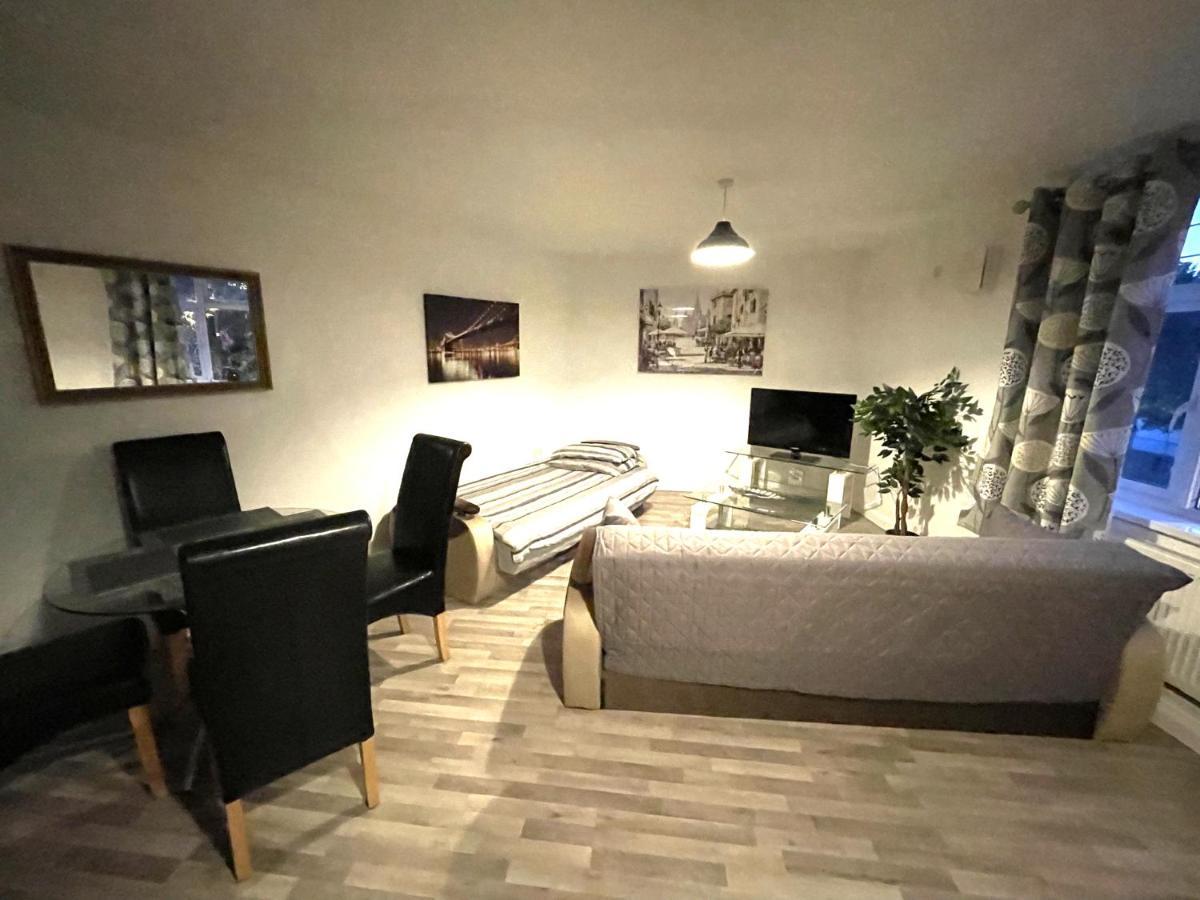 Deluxe 1-Bedroom Serviced Apartment Sleeps 4 For Short Or Long Stay Gillingham  Eksteriør billede