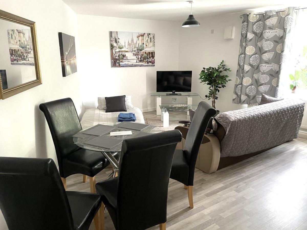 Deluxe 1-Bedroom Serviced Apartment Sleeps 4 For Short Or Long Stay Gillingham  Eksteriør billede
