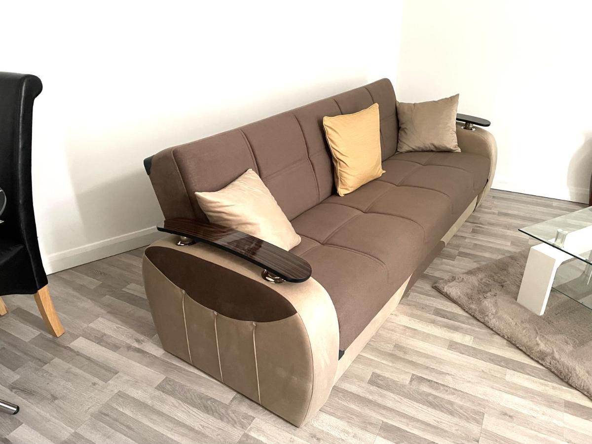 Deluxe 1-Bedroom Serviced Apartment Sleeps 4 For Short Or Long Stay Gillingham  Eksteriør billede