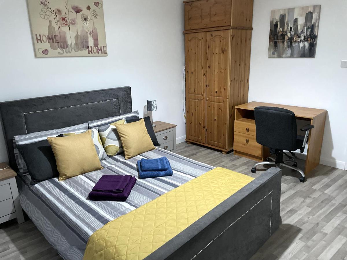 Deluxe 1-Bedroom Serviced Apartment Sleeps 4 For Short Or Long Stay Gillingham  Eksteriør billede