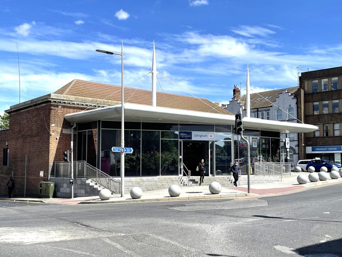 Deluxe 1-Bedroom Serviced Apartment Sleeps 4 For Short Or Long Stay Gillingham  Eksteriør billede