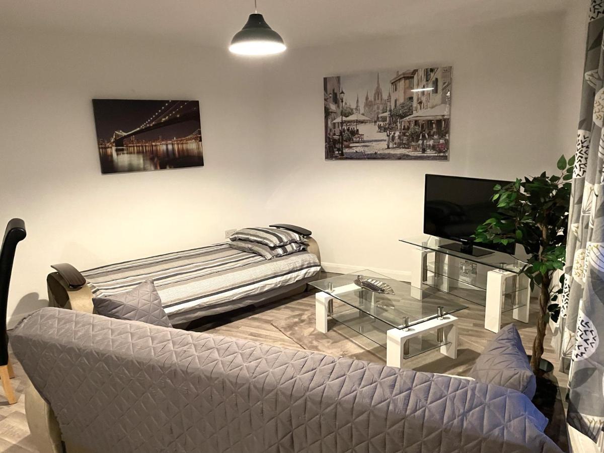 Deluxe 1-Bedroom Serviced Apartment Sleeps 4 For Short Or Long Stay Gillingham  Eksteriør billede
