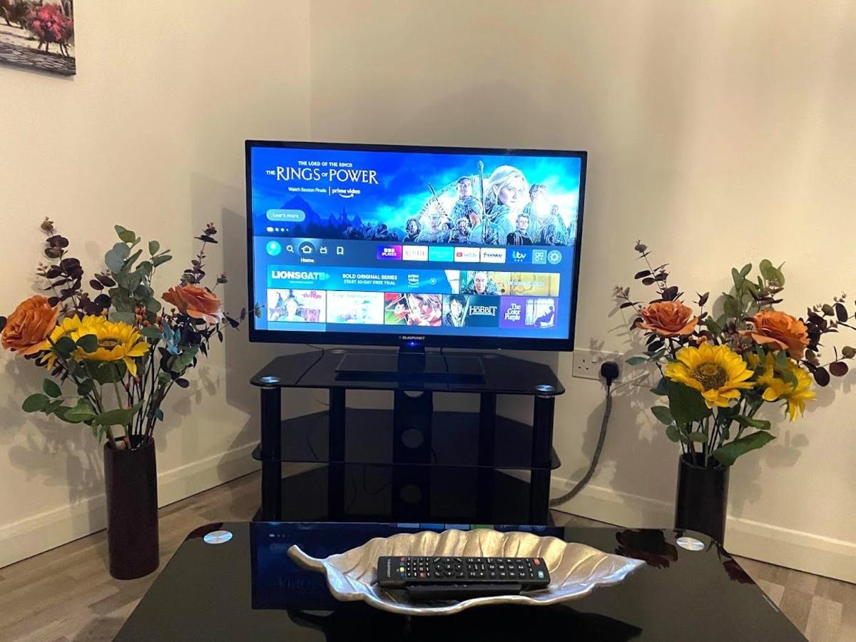 Deluxe 1-Bedroom Serviced Apartment Sleeps 4 For Short Or Long Stay Gillingham  Eksteriør billede