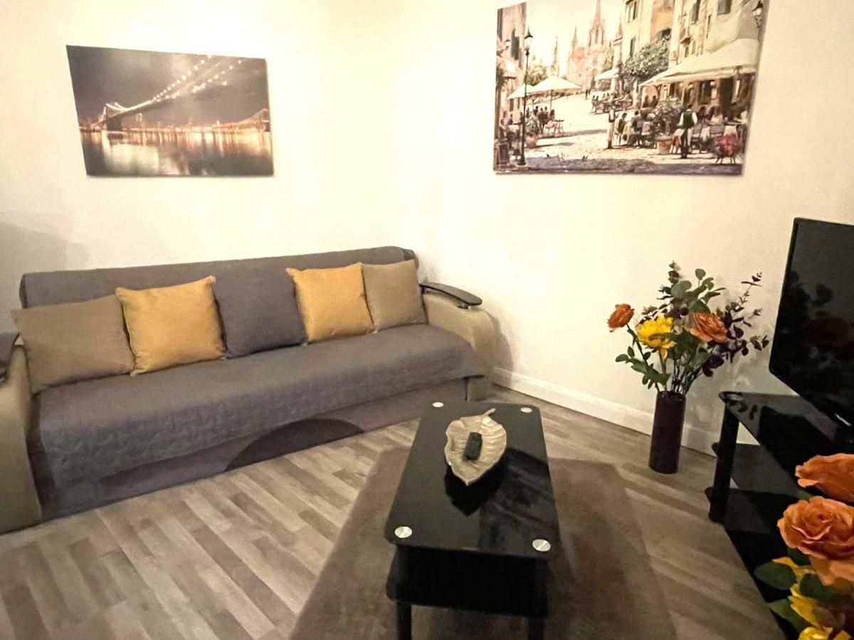 Deluxe 1-Bedroom Serviced Apartment Sleeps 4 For Short Or Long Stay Gillingham  Eksteriør billede