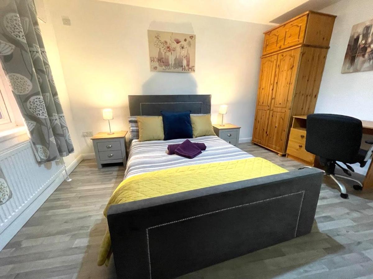 Deluxe 1-Bedroom Serviced Apartment Sleeps 4 For Short Or Long Stay Gillingham  Eksteriør billede