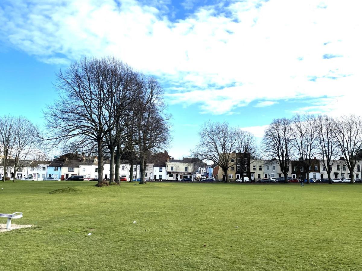 Deluxe 1-Bedroom Serviced Apartment Sleeps 4 For Short Or Long Stay Gillingham  Eksteriør billede