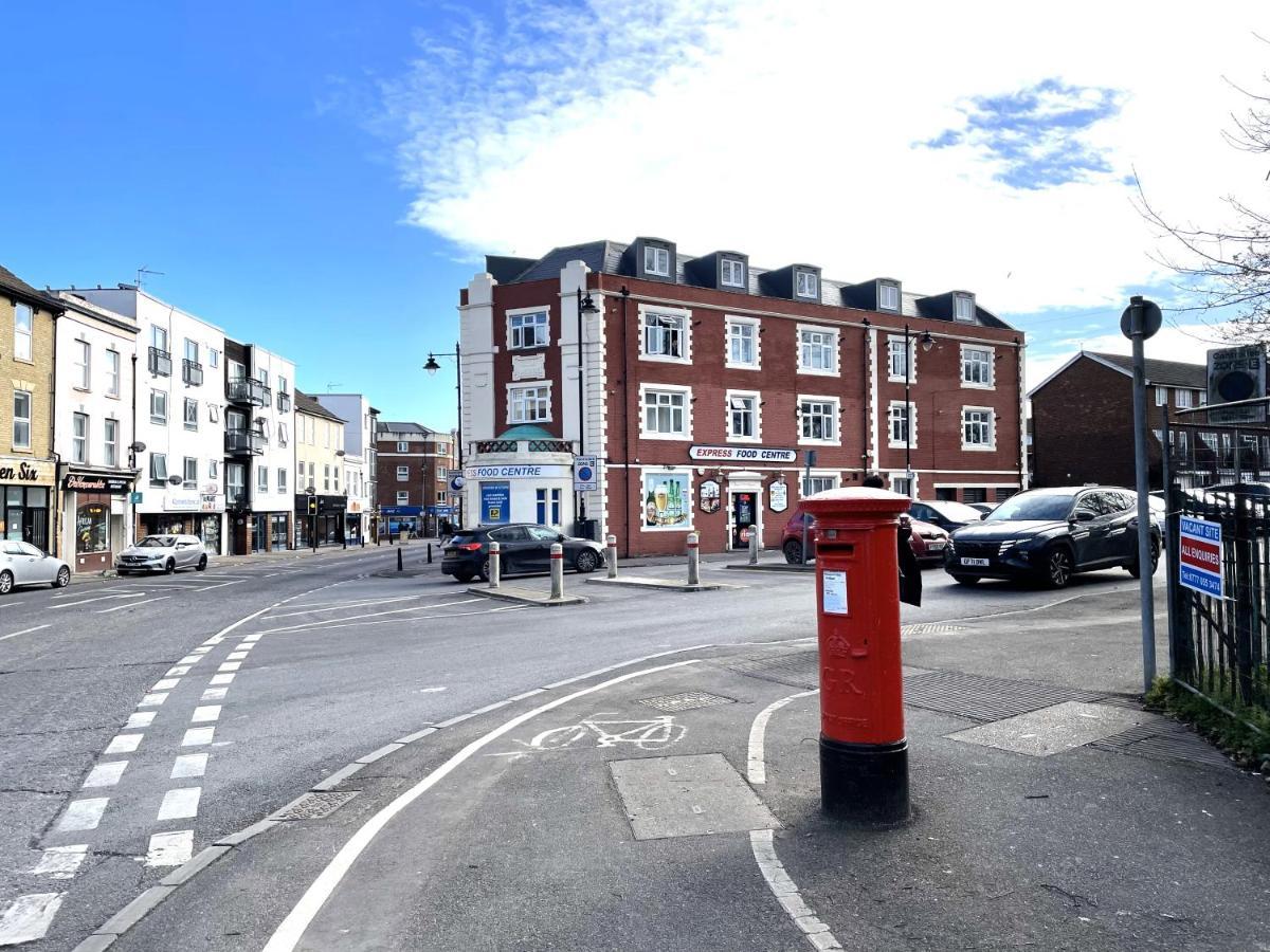 Deluxe 1-Bedroom Serviced Apartment Sleeps 4 For Short Or Long Stay Gillingham  Eksteriør billede